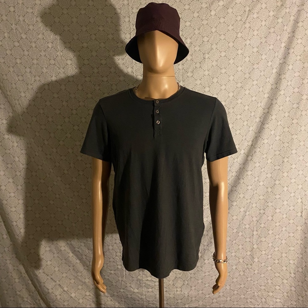 Casual short sleeve button-up t-shirt men’s size M